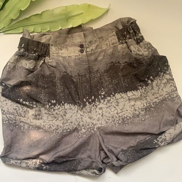 🌟w118 by Walter Baker Adrienne short🌟 - Picture 2 of 10